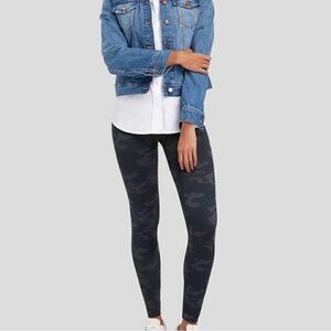 Spanx look at me now seamless leggings in black gray camo size medium